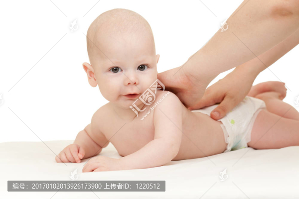 媽媽按摩她的孩子