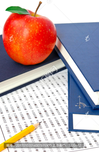 考試成績表與蘋果和書籍