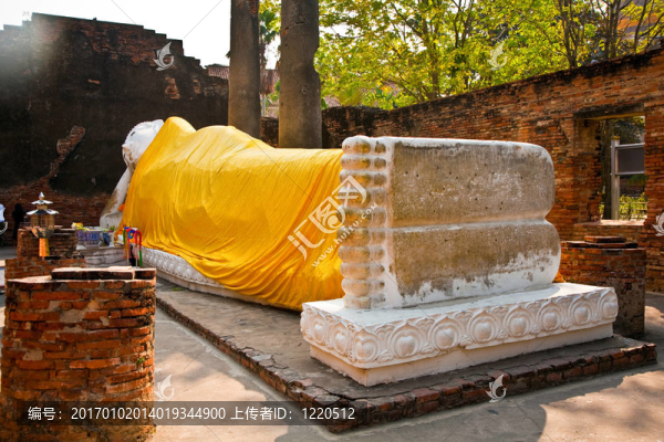 在如來佛祖身著寺屈艾柴Mongkol黃色圍巾