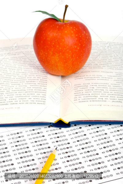 考試成績(jī)表與蘋果和書籍