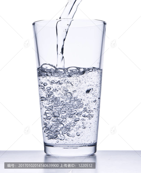 將水倒入玻璃