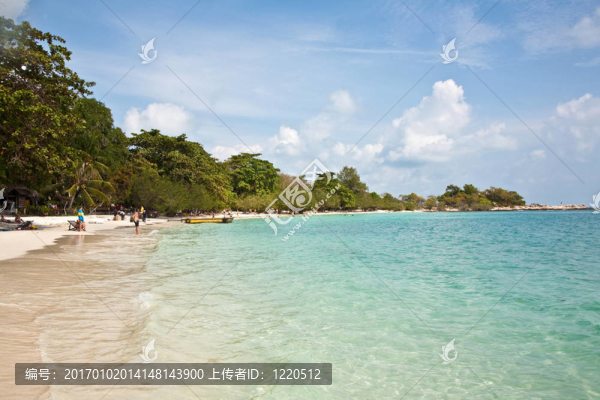 美麗的沙灘，潔白的沙灘和樹(shù)木，藍(lán)色的大海，浪漫的景色和蔚藍(lán)的天空
