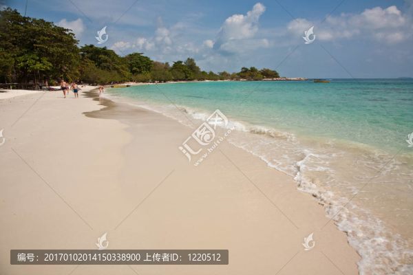 美麗的沙灘，潔白的沙灘和樹(shù)木，藍(lán)色的大海，浪漫的景色和蔚藍(lán)的天空