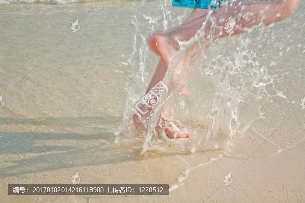 在海灘上跑腳