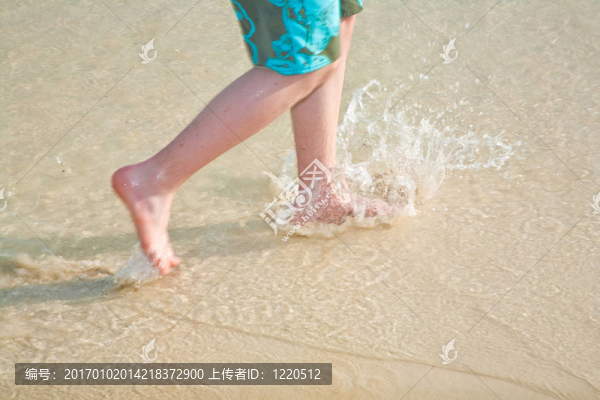 在海灘上跑腳