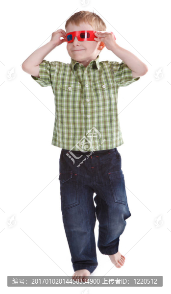 穿3D眼鏡的男孩玩得開心