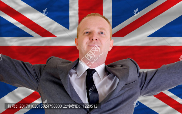 快樂投資者在英國(guó)招商后張開雙臂，在旗前