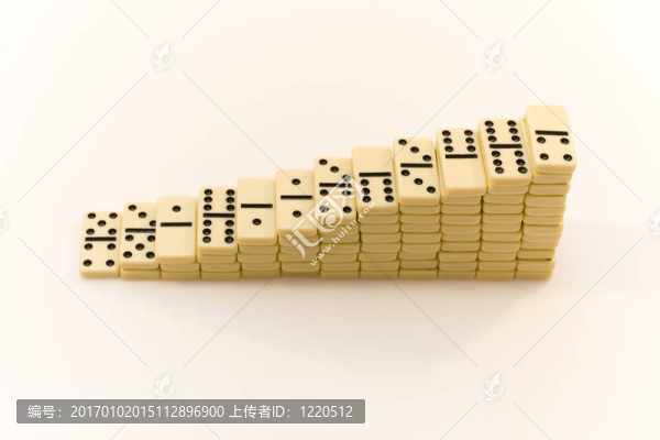 在白色背景的多米諾