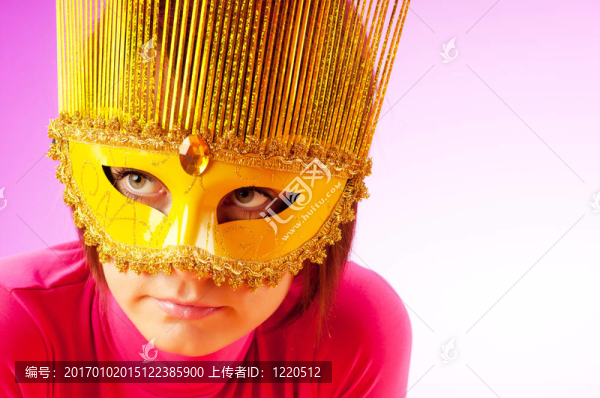 迷人的女人在時尚的面具