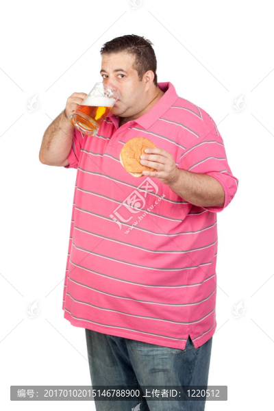 胖子喝著一罐啤酒吃漢堡包