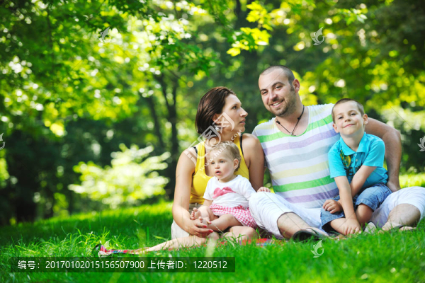 快樂的年輕夫婦和他們的孩子在公園玩得開心