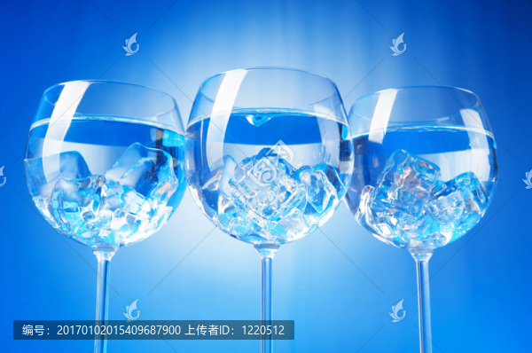 玻璃在梯度背景下的水