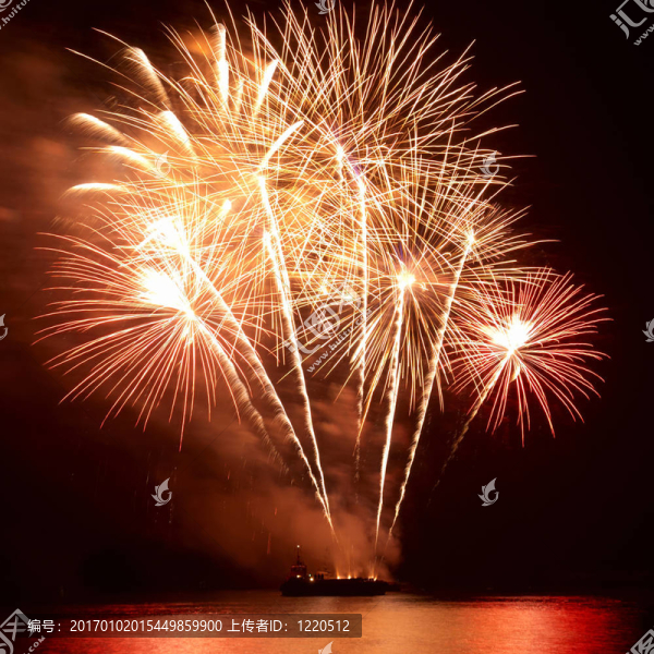 煙花爆竹；敬禮