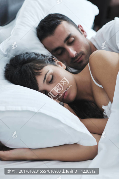 年輕夫婦在他們的臥室里過(guò)得很愉快