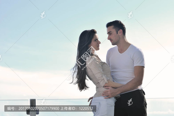陽臺放松情侶