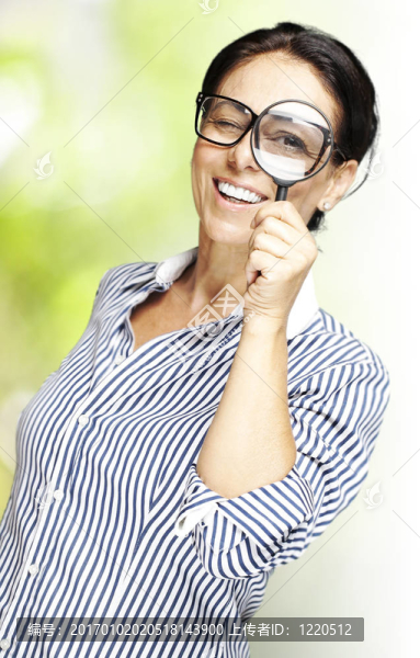 放大鏡的女人