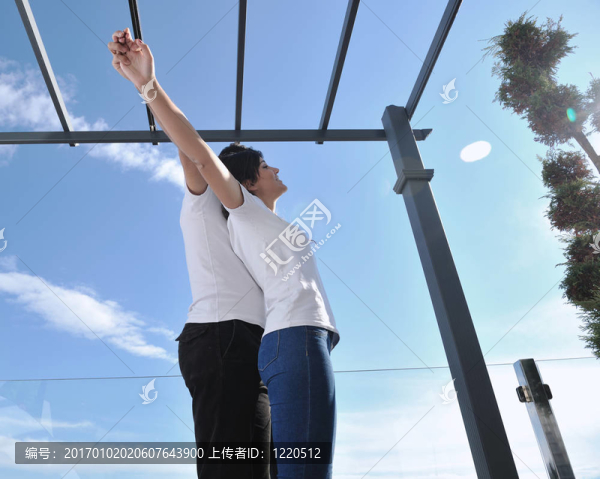 陽臺(tái)放松情侶