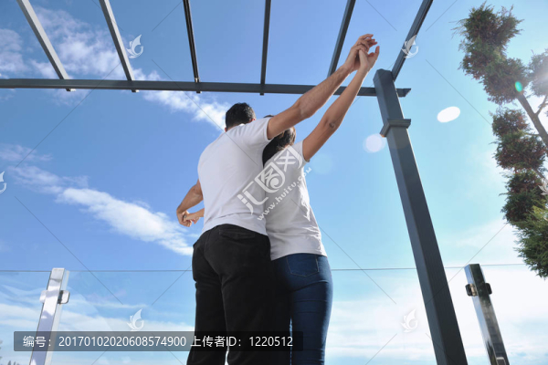 陽(yáng)臺(tái)放松情侶