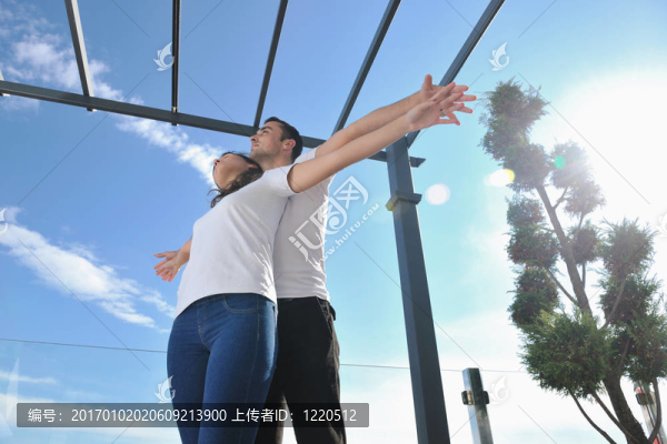 陽臺放松情侶