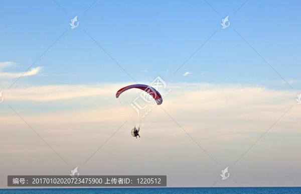 滑翔傘飛越海灘與動力傘