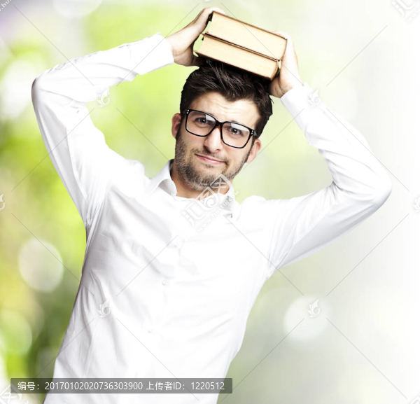 男子拿著書