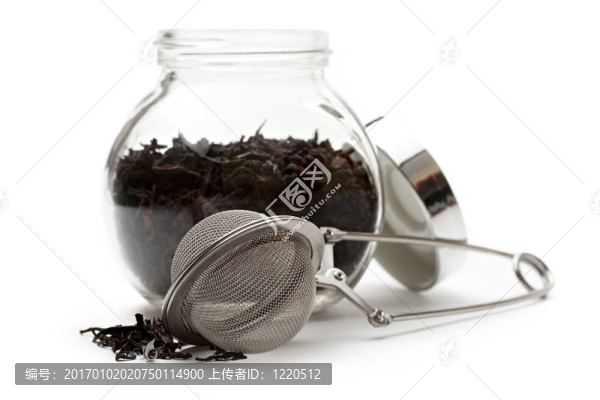 茶和茶濾網的玻璃容器