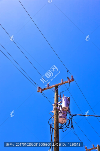 帶有電纜和絕緣體的電塔