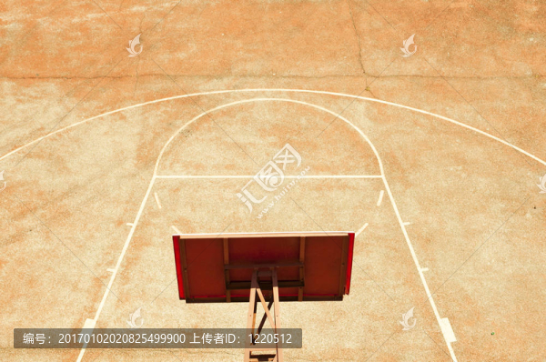 空蕩蕩的籃球場