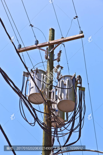 帶有電纜和絕緣體的電塔