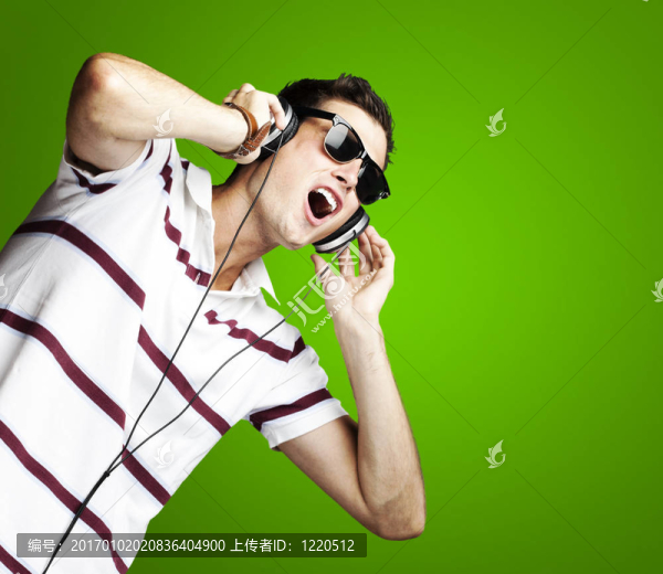 人聽音樂(lè)