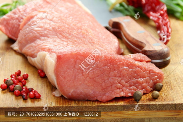 新鮮肉和香料在廚房板上。
