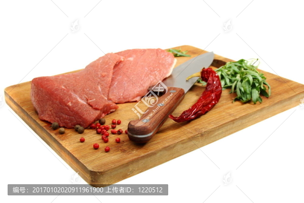 新鮮肉和香料在廚房板上。