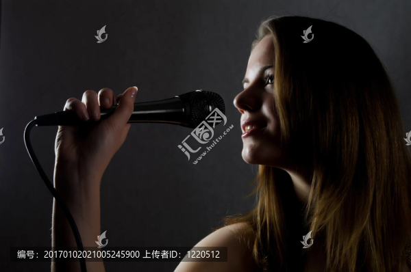 帶麥克風(fēng)的女孩