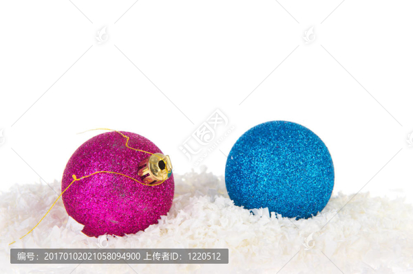 雪中粉紅色和藍(lán)色的圣誕球