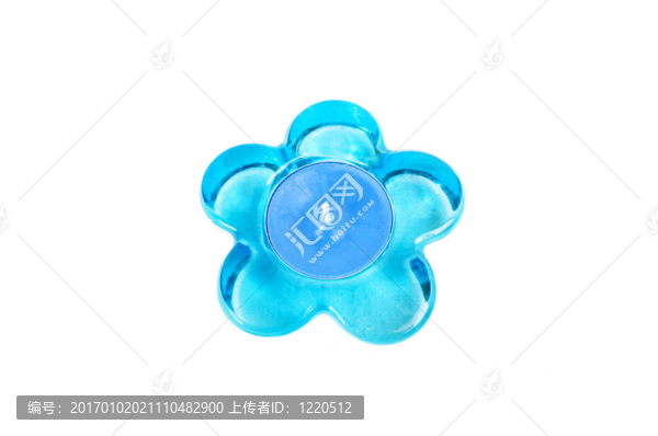 白色背景上的藍(lán)色蠟燭