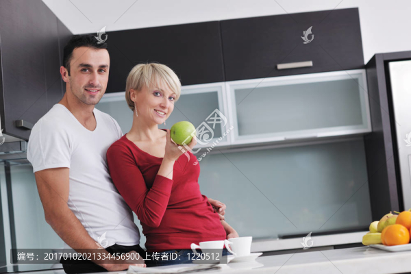 年輕夫婦在現(xiàn)代廚房里玩得開心