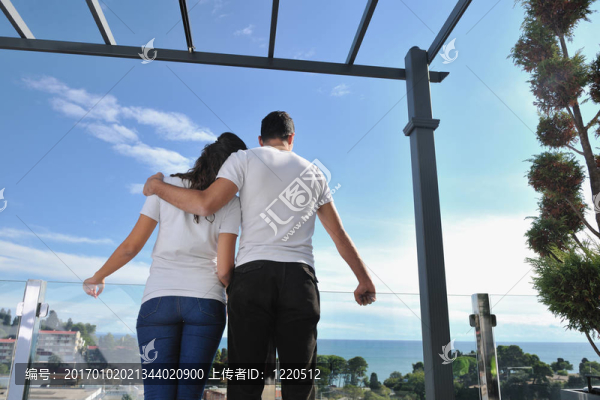 陽臺放松情侶