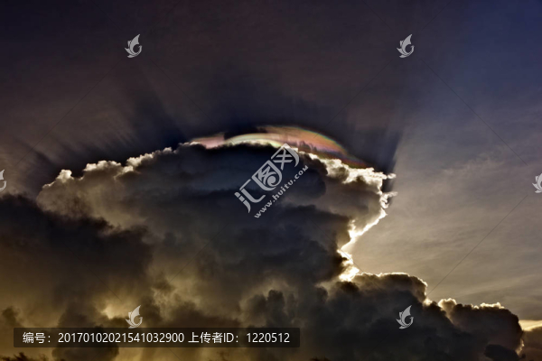 美麗的天空與云彩和多彩的棱鏡反射光
