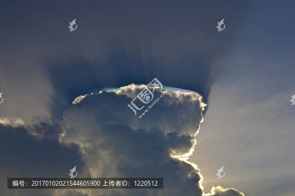 美麗的天空與云彩和多彩的棱鏡反射光