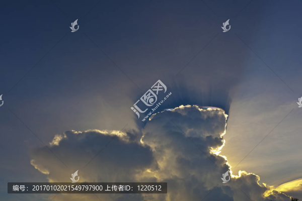 美麗的天空與云彩和多彩的棱鏡反射光