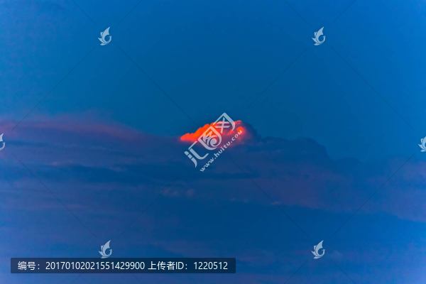 美麗的云彩在溫暖的色彩在基韋斯特日落
