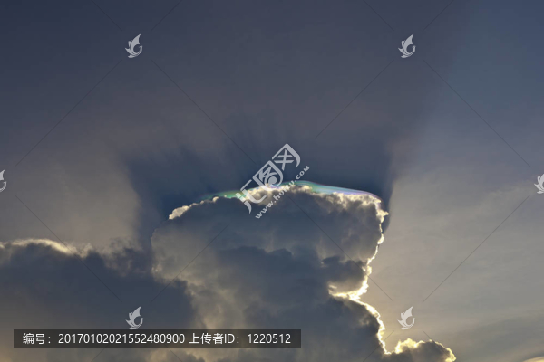 美麗的天空與云彩和多彩的棱鏡反射光