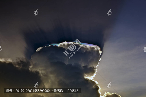 美麗的天空與云彩和多彩的棱鏡反射光