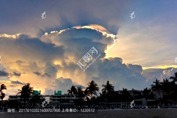 美麗的天空與云彩和多彩的棱鏡反射光