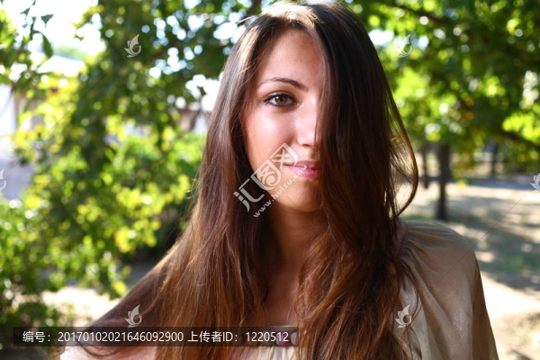 一個(gè)性感的年輕女性戶外肖像