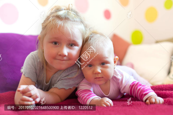 兩姐妹躺在毯子上