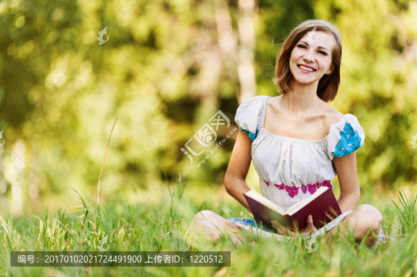 美麗的短發(fā)年輕女子讀書
