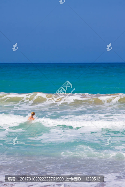 在Mediterranean的海灘上一個(gè)美麗的女人