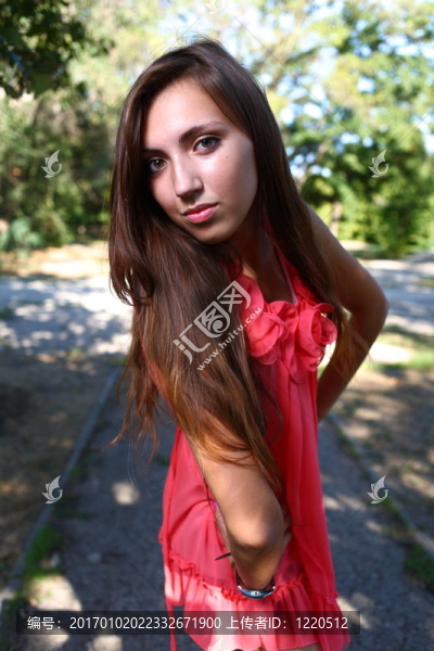 一個性感的年輕女性戶外肖像