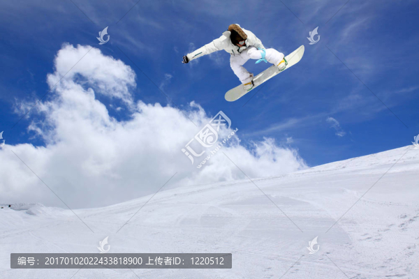 在空中跳躍滑雪